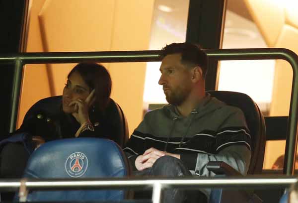 Mbappe vừa ghi bàn vừa kiến tạo, PSG thắng ngược Angers trong ngày vắng Messi