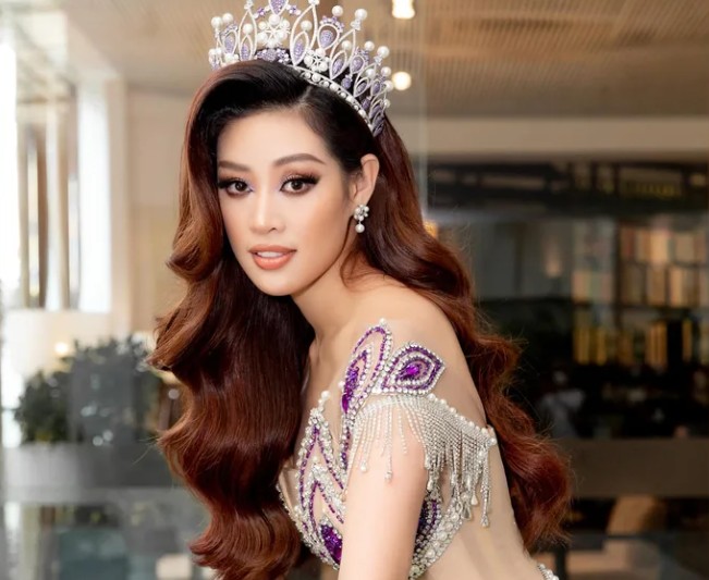 Khánh Vân diện đầm xuyên thấu, trổ tài catwalk với những cú đánh hông siêu dẻo