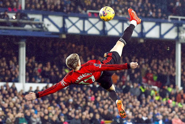 Vắng Ten Hag, Manchester United đại thắng để chính thức thoát "cõi âm"