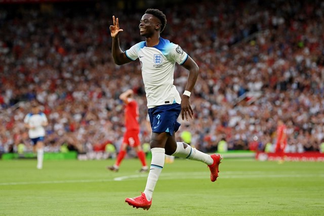 Saka lập hat-trick giúp tuyển Anh thắng hủy diệt Bắc Macedonia