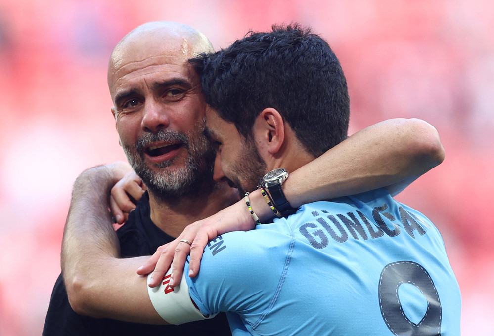 Pep Guardiola bật khóc sau khi Man City hạ gục MU