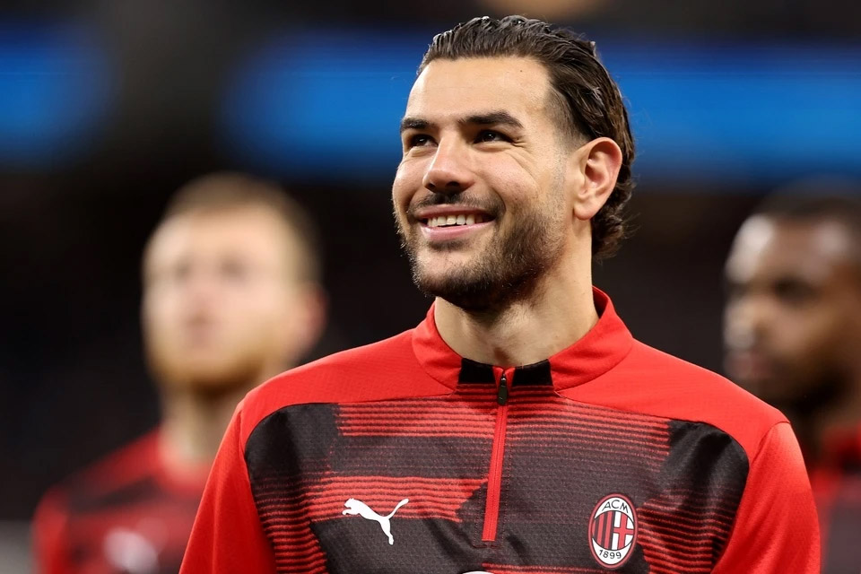 AC Milan ra giá bán Theo Hernandez cho MU