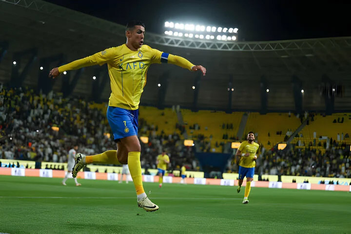 Ronaldo vượt Messi, trở thành cầu thủ ghi nhiều bàn thắng nhất lịch sử