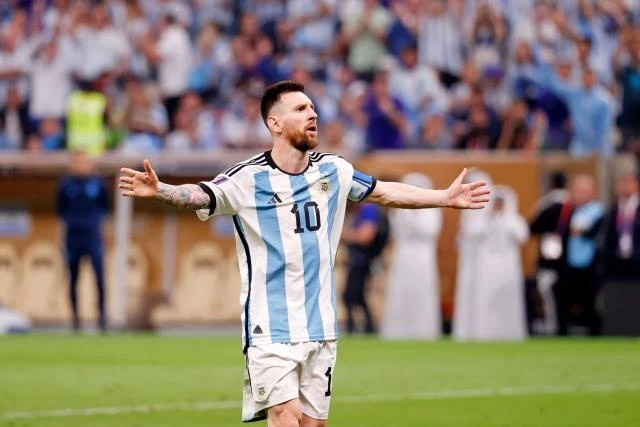 Lý do Messi dự bị trước Ecuador