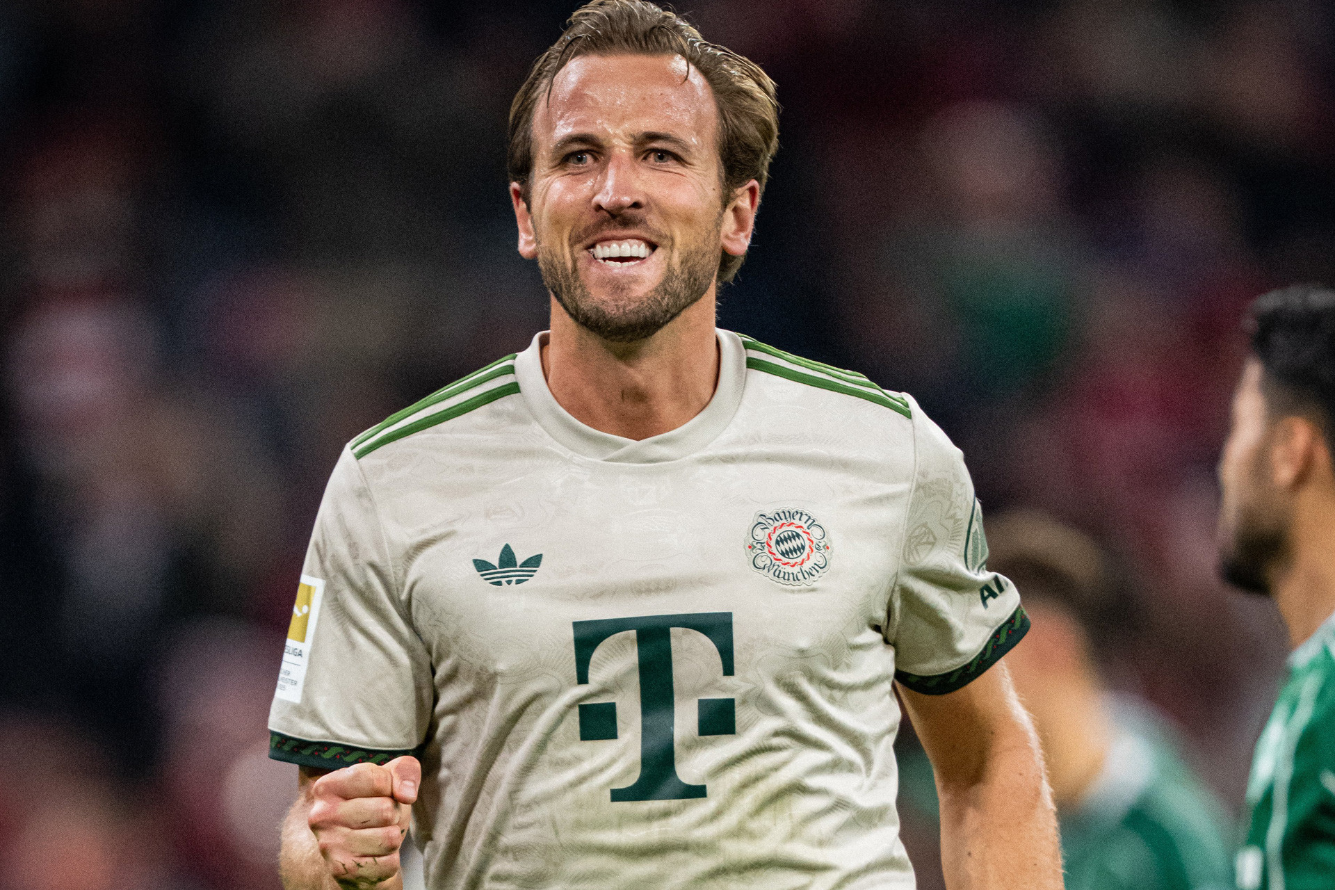 Harry Kane vượt Ronaldo, Bayern Munich thắng 4 sao