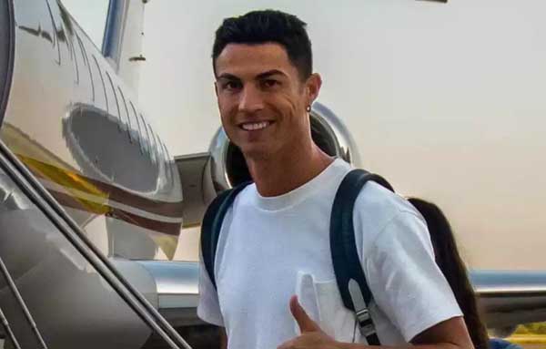 Ronaldo được ban lãnh đạo Man United đón ở sân bay